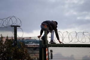 Κάμερον: Φράχτες και σκύλοι για τους μετανάστες στο Καλέ