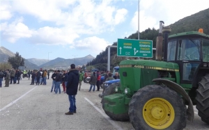 Αγρότες και κτηνοτρόφοι της Αρτας κλείνουν ξανά την εθνική οδό