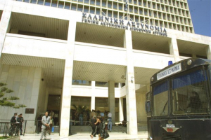 Συνελήφθησαν 11 άτομα για επιθέσεις με μολότοφ κατά αστυνομικών