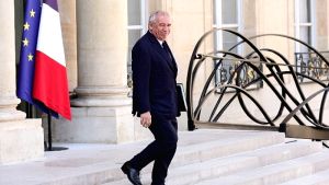 Γαλλία: Νέα πολιτική κρίση και η αναμενόμενη πτώση της κυβέρνησης Μπαϊρού
