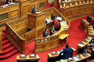 Βουλή: Χτυπάει κόκκινο η αντιπαράθεση
