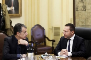 Ενημέρωση Ι. Στουρνάρα στον Στ. Θεοδωράκη
