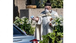 Viral: Αγιασμός με νεροπίστολο από ρωμαιοκαθολικό ιερέα (φωτο)