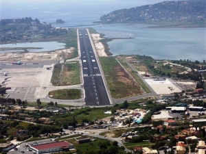 Αντιδράσεις στο αεροδρόμιο Κέρκυρας κατά τους ελέγχους του ΤΑΙΠΕΔ