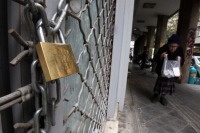 Κίνδυνος για νέο κύμα λουκέτων σε καταστήματα του Πειραιά
