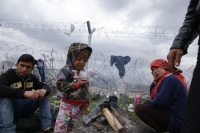 Spiegel: Η προσφυγική κρίση σπρώχνει την Ευρώπη στο χείλος του γκρεμού