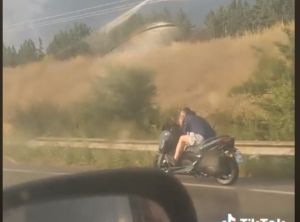 Απερίσκεπτος οδηγός μηχανής στη Θεσσαλονίκη χωρίς κράνος μιλάει στο κινητό ενώ βρέχει (vid)