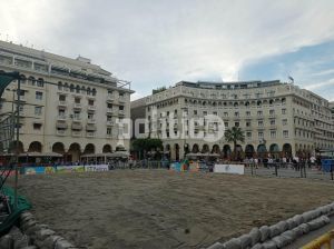 Θεσσαλονίκη: Σε παραλία μετατράπηκε η πλατεία Αριστοτέλους (vid &amp; pics)