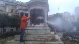 Αθήνα: Βανδάλισαν τον ανδριάντα του Κολοκοτρώνη – Άμεση παρέμβαση Δήμου (pics)
