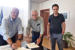 Ο Αντιπεριφερειάρχης Α. Βεργίδης υπέγραψε τη σύμβαση κατασκευής του ηλεκτροφωτισμού στους κόμβους Αμαράντων και Μυριοφύτου - Μουριών
