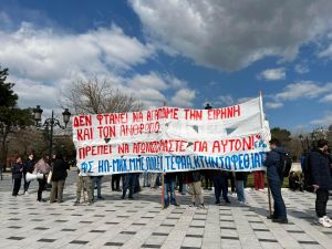 Πόλεμος στην Ουκρανία: Αντιπολεμική συγκέντρωση στο Άγαλμα Βενιζέλου (pics &amp; vid)