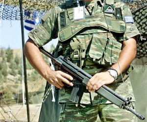 Αλεξιπτωτιστής άρχισε να πυροβολεί στον αέρα σε στρατόπεδο στα Χανιά