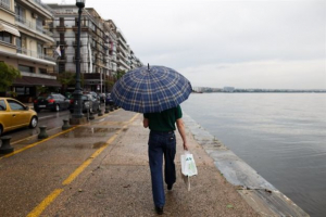 Βροχές και καταιγίδες και σήμερα και το Σάββατο