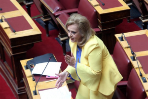 «Φαρ-ουέστ» το καφενείο της Βουλής: Η Μεγαλοοικονόμου κοπάνισε με το κινητό στο κεφάλι θαμώνα