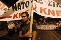 Κοζάνη: Μπλόκο σε αυτοκινητοπομπή του ΝΑΤΟ από μέλη του ΚΚΕ