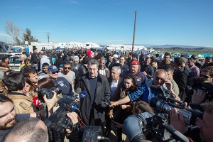Γκουντενούδης: Επιτέλους, αναλογική κατανομή προσφύγων. Τζιτζικώστας: Να κηρυχθεί σε κατάσταση έκτακτης ανάγκης