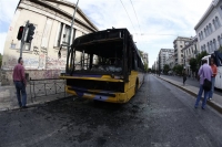 Ένταση τη νύχτα στην Πατησίων: Πυρπόλησαν λεωφορείο και τρόλεϊ