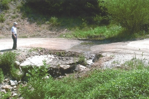 Ο δρόμος καταστρέφεται, αλλά πέρα βρέχει για την Περιφέρεια