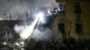 Δεκαδύο θάνατοι και 90 τραυματίες από ρωσικά πλήγματα στο Κίεβο