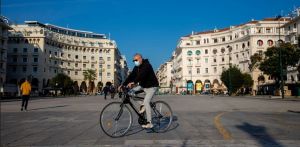 Κυβερνητικές πηγές: Καμία συζήτηση για mini lockdown στη Θεσσαλονίκη