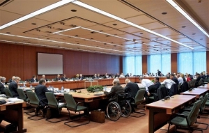 Die Welt: «Οι χώρες της ευρωζώνης να απειλήσουν την Ελλάδα με έξωση»