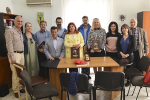 Δωρεά του βιβλίου “Οι Ρίζες μας” σε όλα τα δημοτικά σχολεία