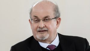 Αποσυνδέθηκε από τον αναπνευστήρα ο Σαλμάν Ρούσντι