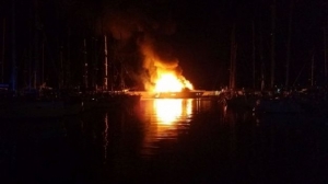Υπό έλεγχο η πυρκαγιά σε σκάφος στη μαρίνα της Γλυφάδας