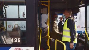 Μειώνονται από τη Δευτέρα 1η Ιουνίου τα εισιτήρια και οι κάρτες στα μέσα μεταφοράς (πίνακες)