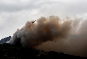 Μαίνεται η πυρκαγιά σε δασική έκταση στην Οινόη Αττικής