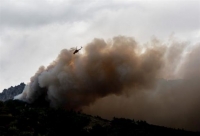 Μαίνεται η πυρκαγιά σε δασική έκταση στην Οινόη Αττικής