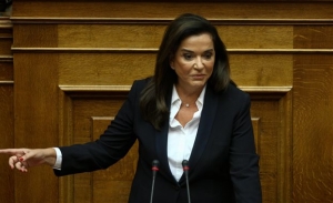 Έκκληση από Ντόρα Μπακογιάννη να πέσουν οι τόνοι στη ΝΔ