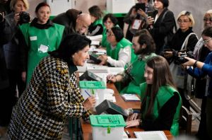 Ανεβαίνει το πολιτικό θερμόμετρο στην Γεωργία Η πρόεδρος δεν αναγνωρίζει το αποτέλεσμα των εκλογών Διαδηλώσεις ζητά ο Σαακασβίλι