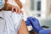 Ανοίγει τη Δευτέρα η πλατφόρμα των ραντεβού εμβολιασμού για τους άνω των 85 ετών