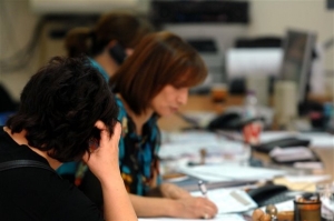 Κλιμακώνεται η αντιπαράθεση Δούρου-Μητσοτάκη για την αξιολόγηση