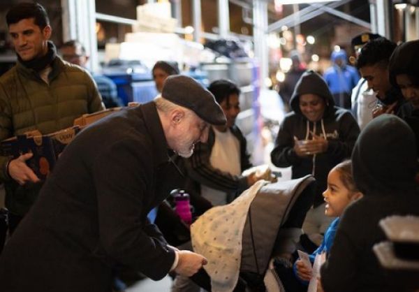 Γεύματα και ρούχα μοίρασε ο Αρχιεπίσκοπος Ελπιδοφόρος στους άστεγους της Νέας Υόρκης