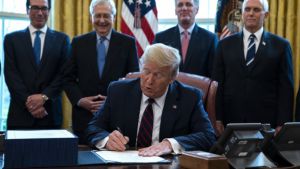 Washington Post: Το όνομα του Τραμπ θα προστεθεί στις επιταγές βοήθειας στους πολίτες!