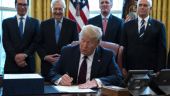 Washington Post: Το όνομα του Τραμπ θα προστεθεί στις επιταγές βοήθειας στους πολίτες!