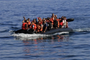 Λέμβος με δεκάδες μετανάστες ανετράπη ανοικτά της Λέσβου