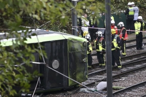 Βρετανία: Ένας νεκρός, 50 τραυματίες από εκτροχιασμό τραμ