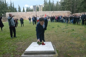 Στο μνημείο των εκτελεσθέντων στην Καισαριανή ο Τσίπρας
