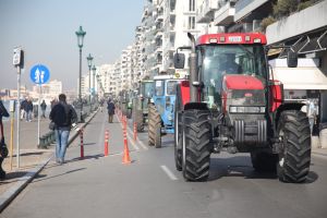 Θεσσαλονίκη: Σε εξέλιξη η μηχανοκίνητη πορεία των αγροτών – Κατευθύνονται προς το ΥΜΑΘ