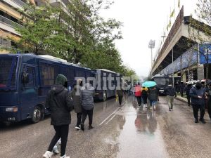 Άρης – ΠΑΟΚ: Ισχυρή αστυνομική παρουσία κατά την είσοδο των ομάδων (pics &amp; vid)
