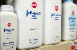 Johnson &amp; Johnson: Καταβάλλει αποζημίωση «μαμούθ» σε καταναλωτές για το «καρκινογόνο ταλκ»
