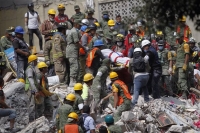 Μεξικό: Δεκάδες παιδιά ανασύρονται νεκρά - Σκηνές απόγνωσης μετά τον φονικό σεισμό (videos)