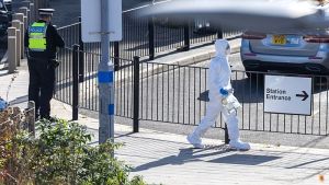 Επίθεση με μαχαίρι σε τρένο στη Βρετανία: Δεν θεωρείται τρομοκρατική, ανακοίνωσε η αστυνομία