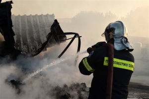 Υπό έλεγχο η φωτιά σε προαύλιο μεταφορικής εταιρείας στον Βοτανικό