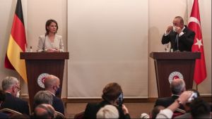 Μπέρμποκ – Τσαβούσογλου: Σύγκρουση για τα νησιά του Αιγαίου, τα ανθρώπινα δικαιώματα, τον Οσμάν Καβαλά και τη Συρία