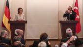 Μπέρμποκ – Τσαβούσογλου: Σύγκρουση για τα νησιά του Αιγαίου, τα ανθρώπινα δικαιώματα, τον Οσμάν Καβαλά και τη Συρία