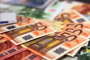 Κατά πόσο ενισχύεται το ευρώ έναντι του δολαρίου